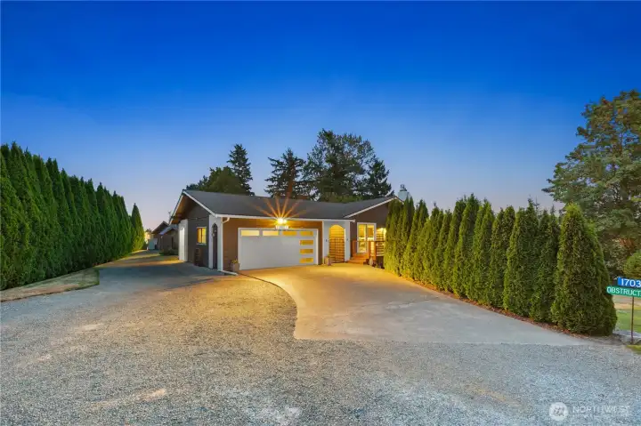NEW contemporary garage door, RV/Boat parking!