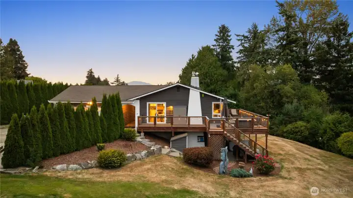 Just minutes from Skagit Golf & Country Club, shops, restaurants, I-5 & more. Welcome home!