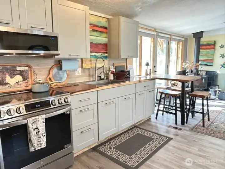 Kitchen w/new appliances