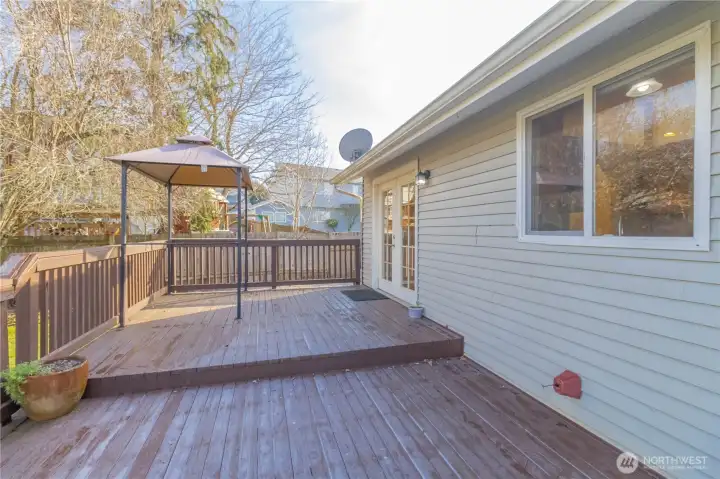 One more view of the large deck with canopy that stays.
