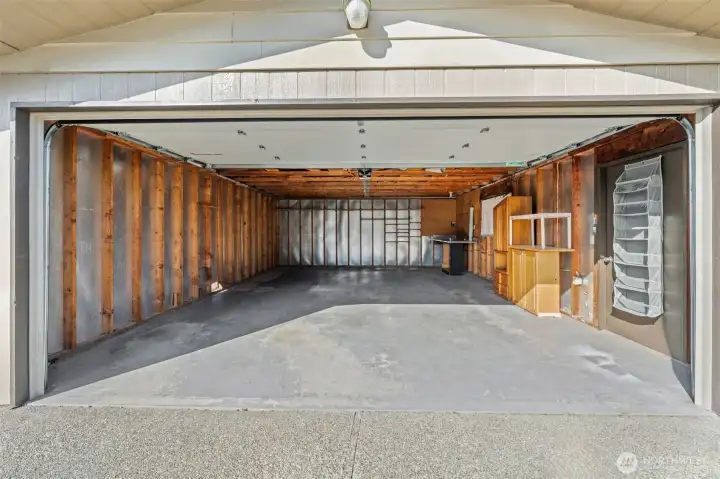 Huge garage/shop/storage/dowhateveryouwantwithitspace.