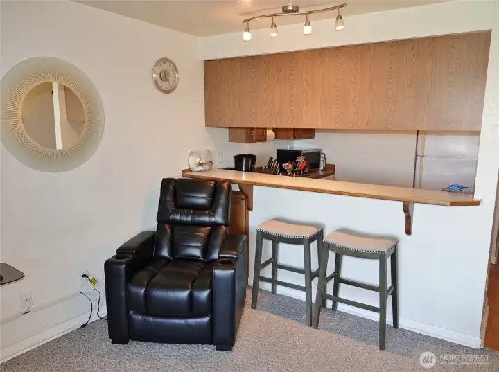 Kitchen w/ eating bar.