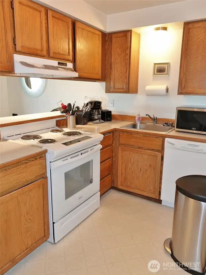 Kitchen w/ all appliances.