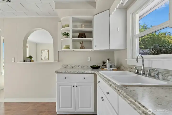 Arched window brings to back to the classic 1900's craftsman vibe. Arched window brings to back to the classic 1900's craftsman vibe.