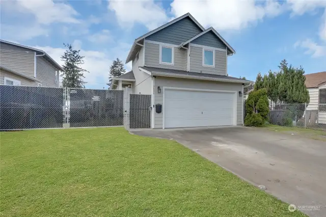 Front gate with locks accessible to backyard and alleyway.