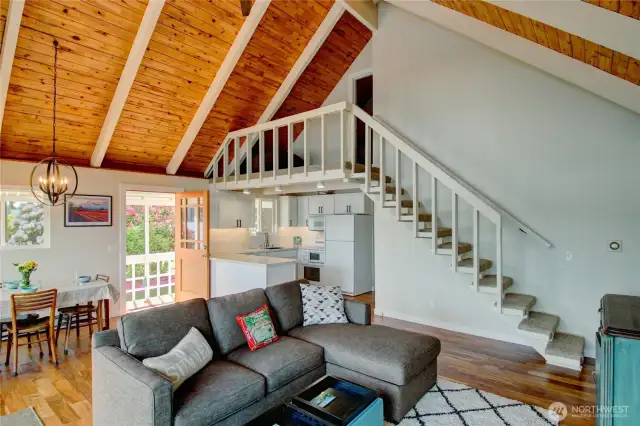 Luxury laminate flooring, Pine ceilings.