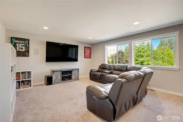 Huge bonus room, tv and surround sound included