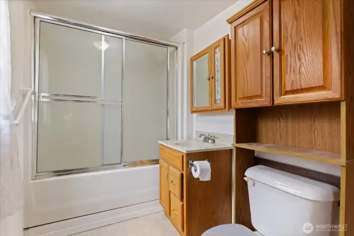 Full bathroom 2 - in south wing.