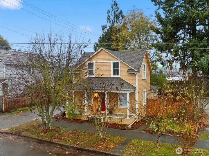 1905 charming craftsman located just moments from hip restaurants, bars, & the link