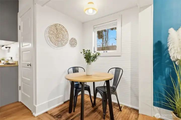 Eating nook between the living room and kitchen