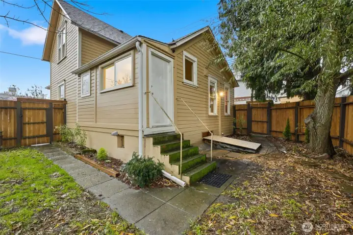 Cute little backyard - minimal maintenance