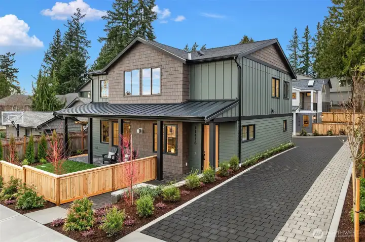 Wide flat driveway with easy turn-around