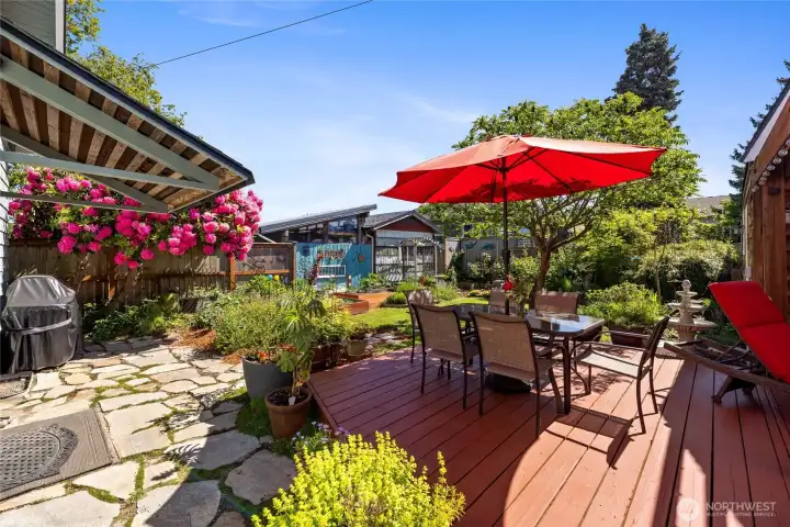 This is the perfect yard for hosting!
