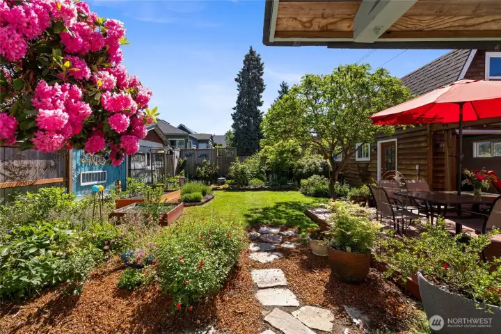 Enjoy the lush garden, plenty of established plants!