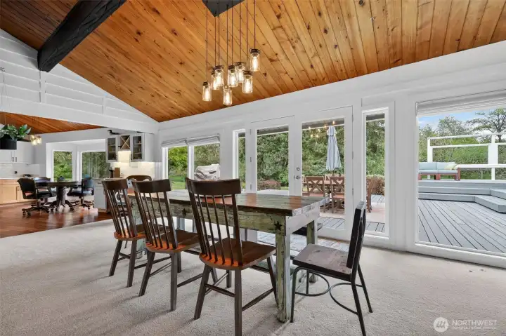 LARGE dining area with panoramic view-Access to the deck and back yard