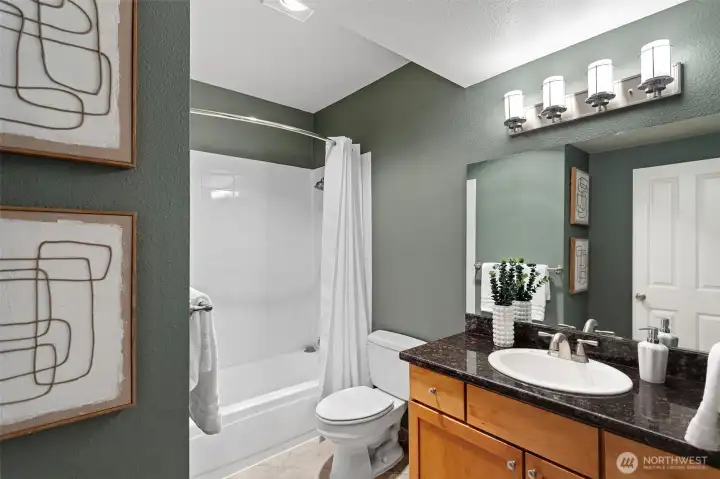 Second full bath off hallway. Second full bath off hallway.