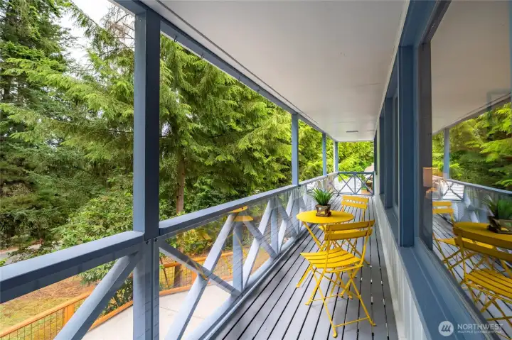 Upper level Expansive deck
