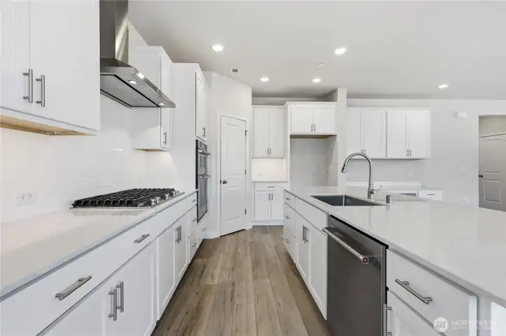 So much cabinet space in this roomy kitchen! So much cabinet space in this roomy kitchen!