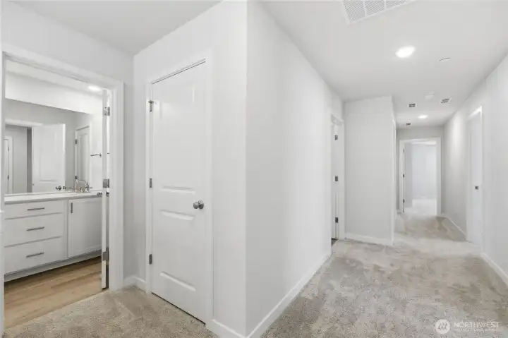 Full bathroom on 2nd floor. Full bathroom on 2nd floor.