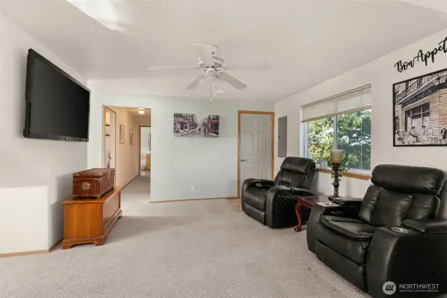 Sitting/Dining Space off Main kitchen