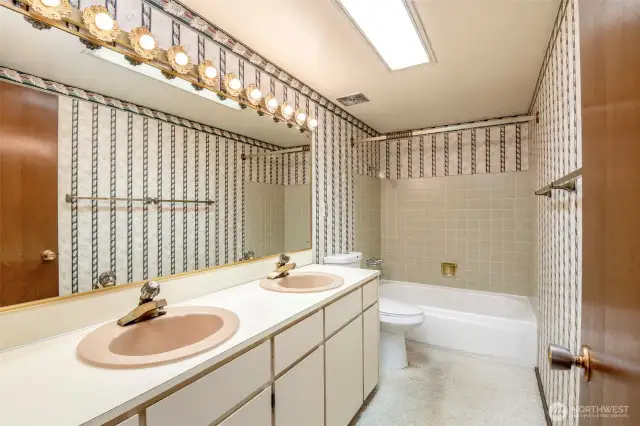 Large Secondary Bathroom