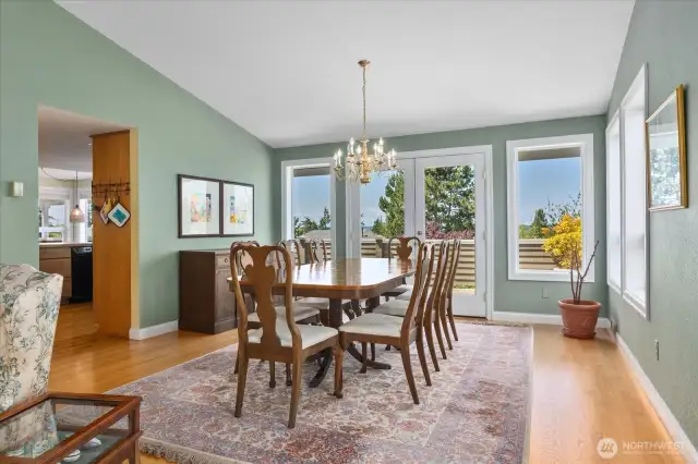Dining seats 10