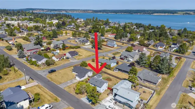 Aerial shot from SW. Just blocks to the water.