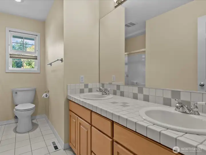 Upstairs full bathroom