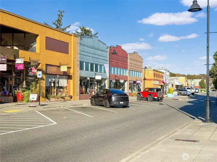 Take a stroll to some of the best local shops, cafes, and coastal restaurants line the waterfront streets. Everything you need is just moments from home — vibrant, welcoming, and full of small-town charm.