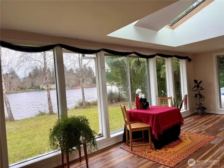 Lake front dining! Great for plants!