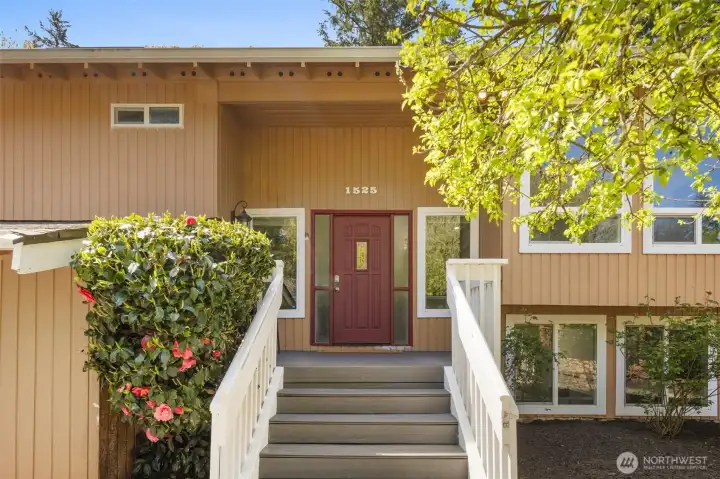 This gorgeous home on Cul-de-sac, includes custom, designer features throughout, hardwood floor, landscaping, and more. Located on a quiet street and close to shopping and schools.