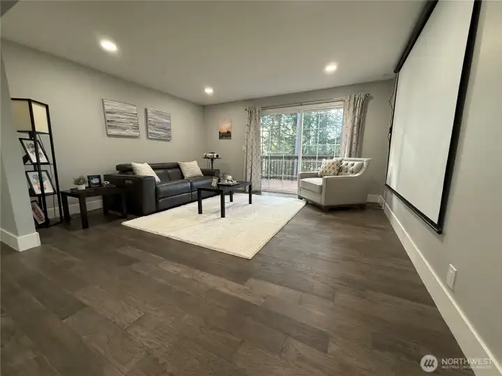 Huge Bonus/Living room for everyone to enjoy!