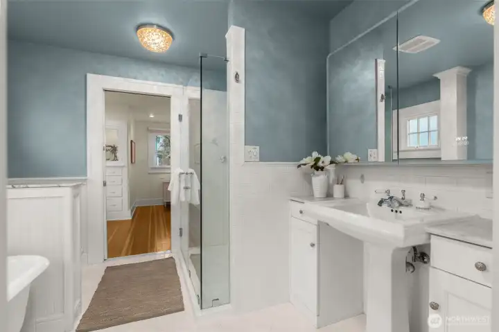 Dreamy 2nd floor. 5 piece suite!