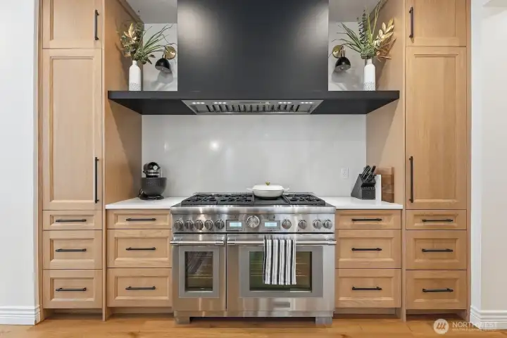 A full appliance package by top-of-the-line Thermador will wow any chef.