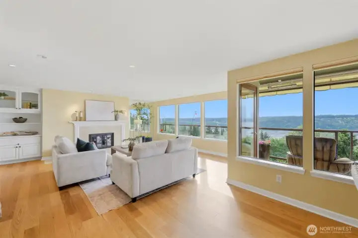 Hardwood floors throughout. Installed in 2023 Hardwood floors throughout. Installed in 2023
