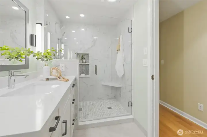Second bathroom! Fully remodeled and designed in 2022 Second bathroom! Fully remodeled and designed in 2022