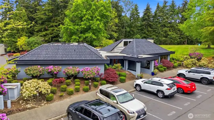 Clubhouse w/new exterior updates, pool, sauna & gym! Clubhouse w/new exterior updates, pool, sauna & gym!
