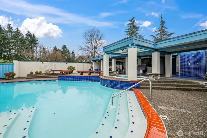 Clubhouse w/new exterior updates, pool, sauna & gym! Clubhouse w/new exterior updates, pool, sauna & gym!