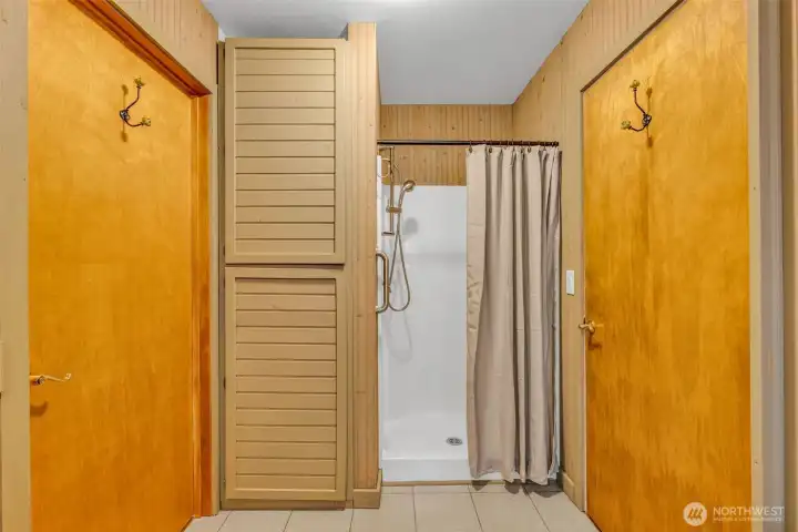 PRIMARY BATHROOM - DOOR TO GREAT ROOM ON LEFT-DOOR TO MAIN HOUSE ENTRANCE ON RIGHT PRIMARY BATHROOM - DOOR TO GREAT ROOM ON LEFT-DOOR TO MAIN HOUSE ENTRANCE ON RIGHT