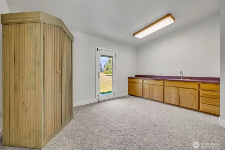 CABIN WITH SINK - CABINET CAN EASILY BE MOVED TO BEDROOM CABIN WITH SINK - CABINET CAN EASILY BE MOVED TO BEDROOM