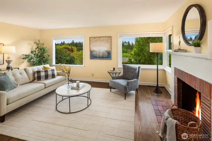 Sweeping southeasterly outlooks toward the Issaquah foothills and Cascade Range.