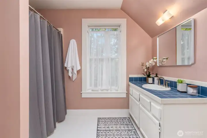 Primary ensuite 3/4-bathroom.