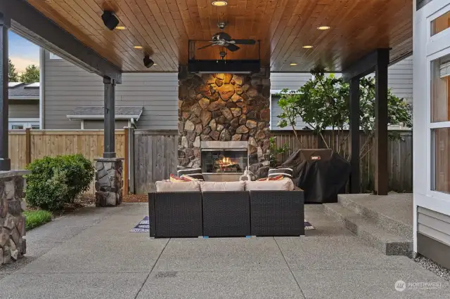 Covered patio, fireplace & overhead heat
