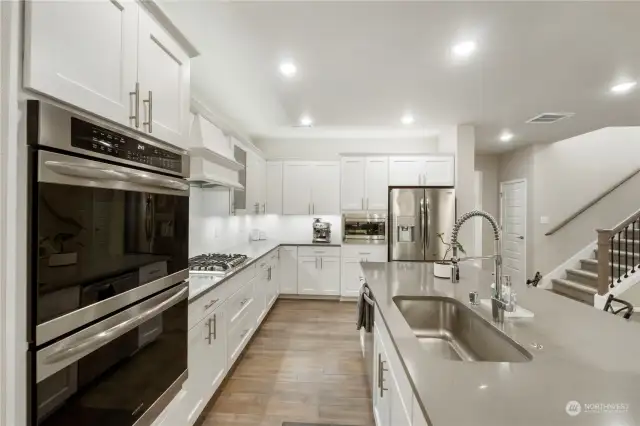 Magnificeint kitchen with high end appliances