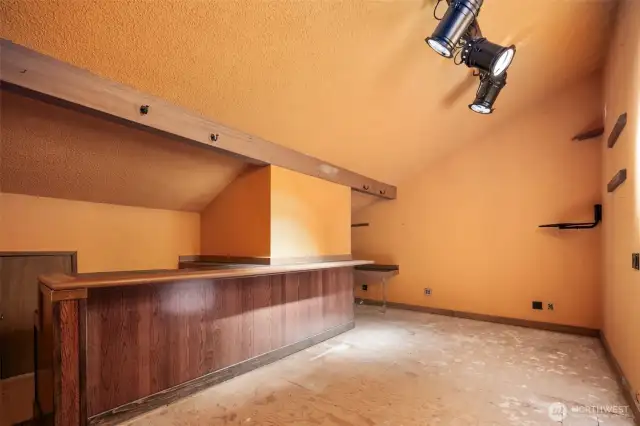 Secret Space/room not included in square ft/ not approved from HOA