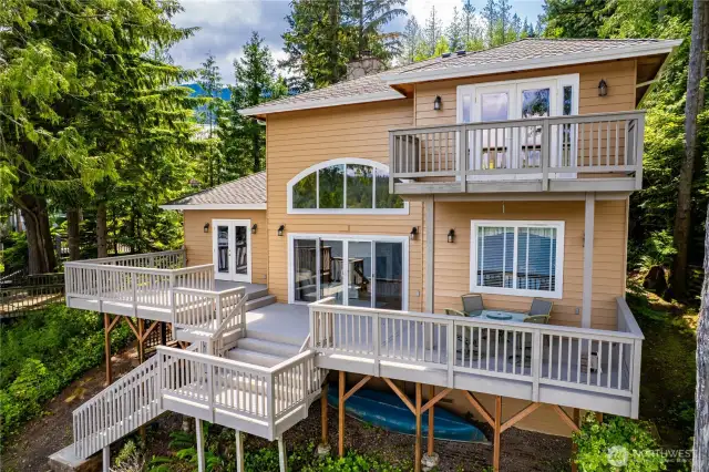 Move-in ready, come and enjoy this luxury home on the lake