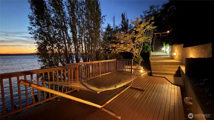 Deck landing halfway down the path to the beach.