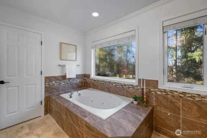 Jetted soaking tub.