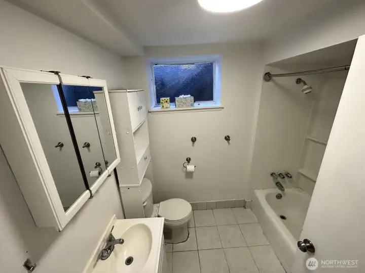 Lower level, unit B full bath
