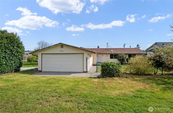 Rear detached garage w/ easement for access